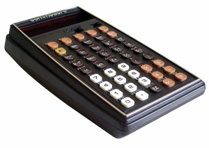 Commodore je svoje prve uspehe žel s kalkulatorji. Na sliki je eden zadnjih modelov, programabilni PR100.